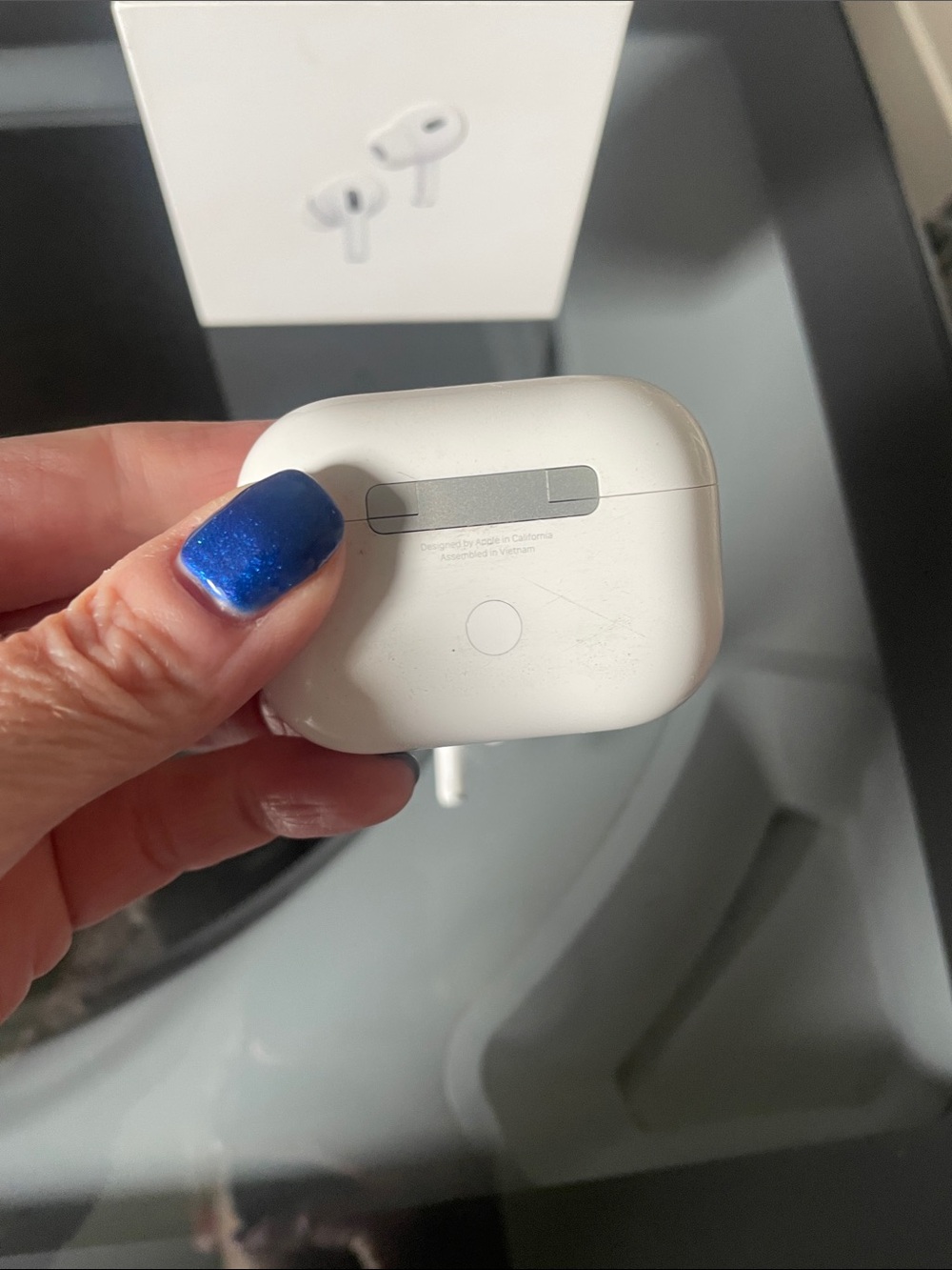 Apple AirPods Pro with White Charging Case and Cable - Picture 4 of 9